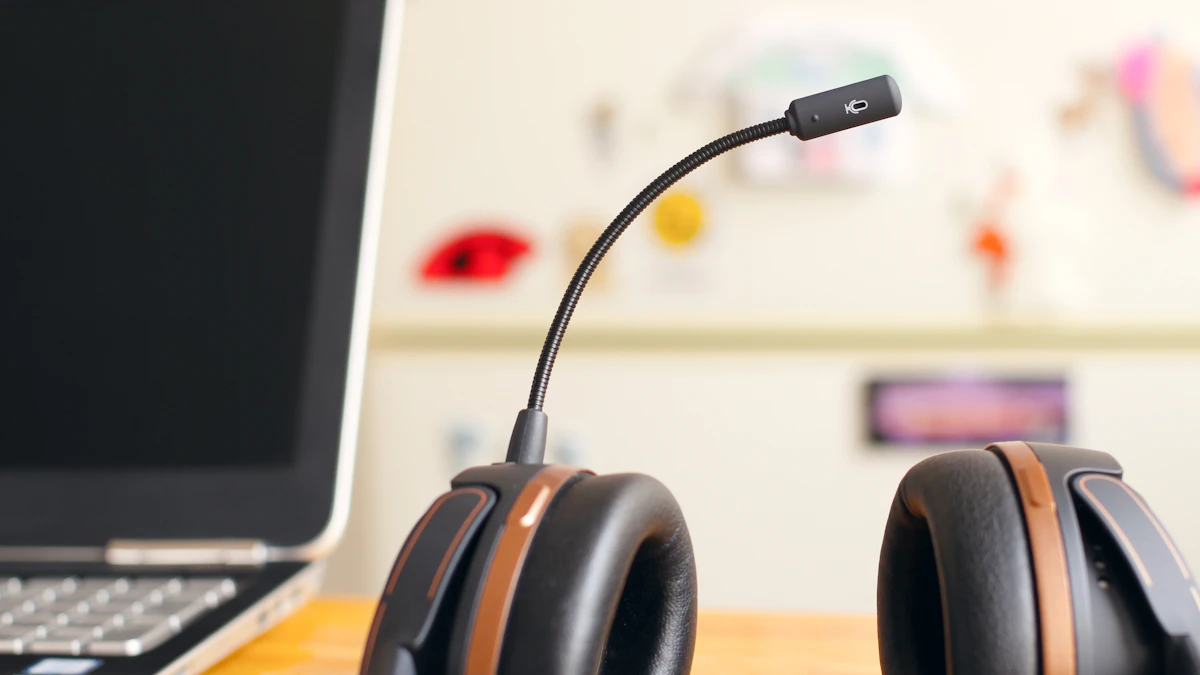 AI customer support automation के लिए headset और laptop