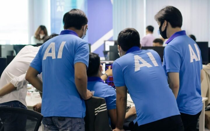 AI और Future of Work को दर्शाती workplace team image