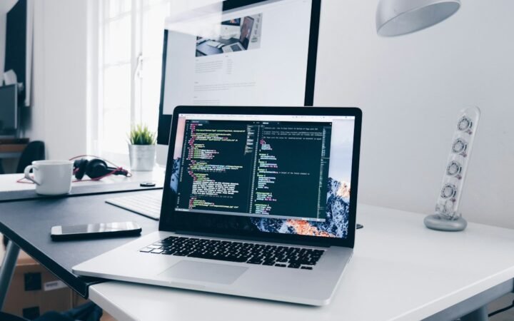 API और software development को दर्शाती coding workspace image
