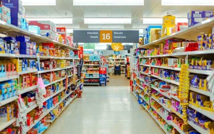 Retail prices और inflation को दर्शाती supermarket shelves image