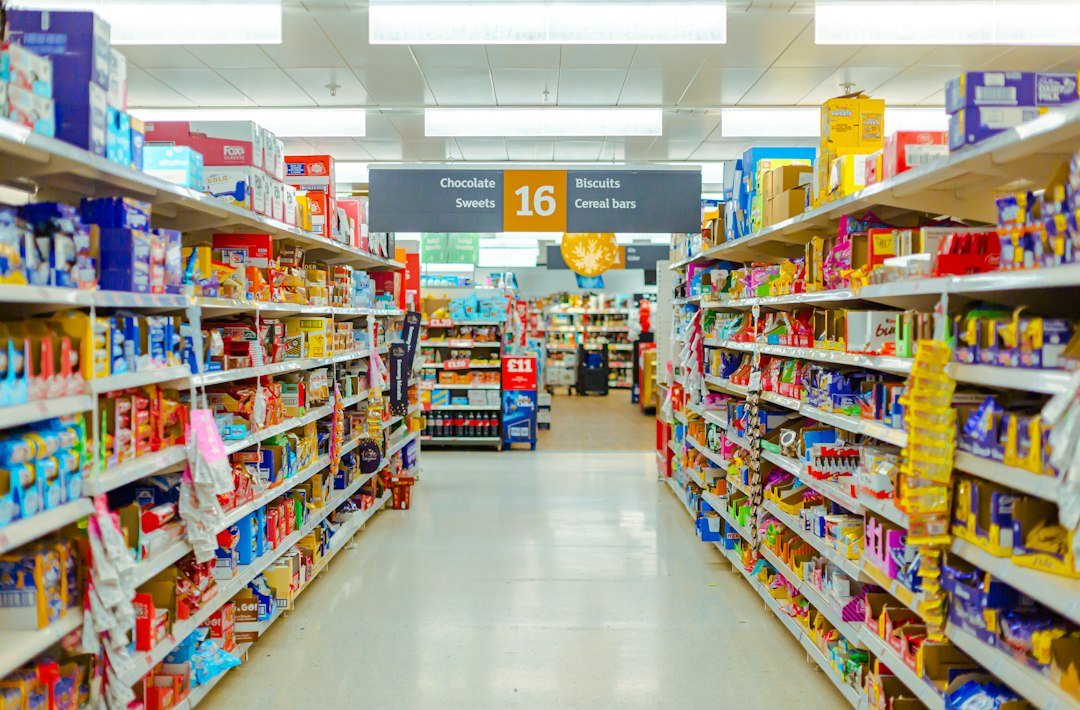 Retail prices और inflation को दर्शाती supermarket shelves image