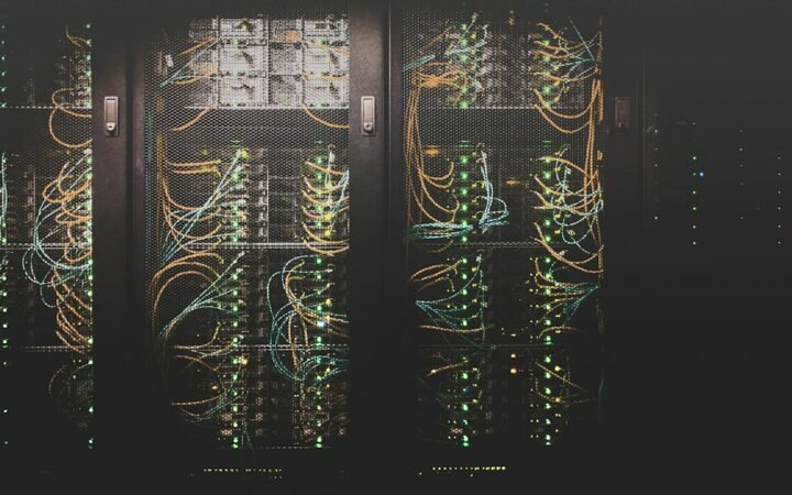 Cloud computing और data center infrastructure को दर्शाती server network image