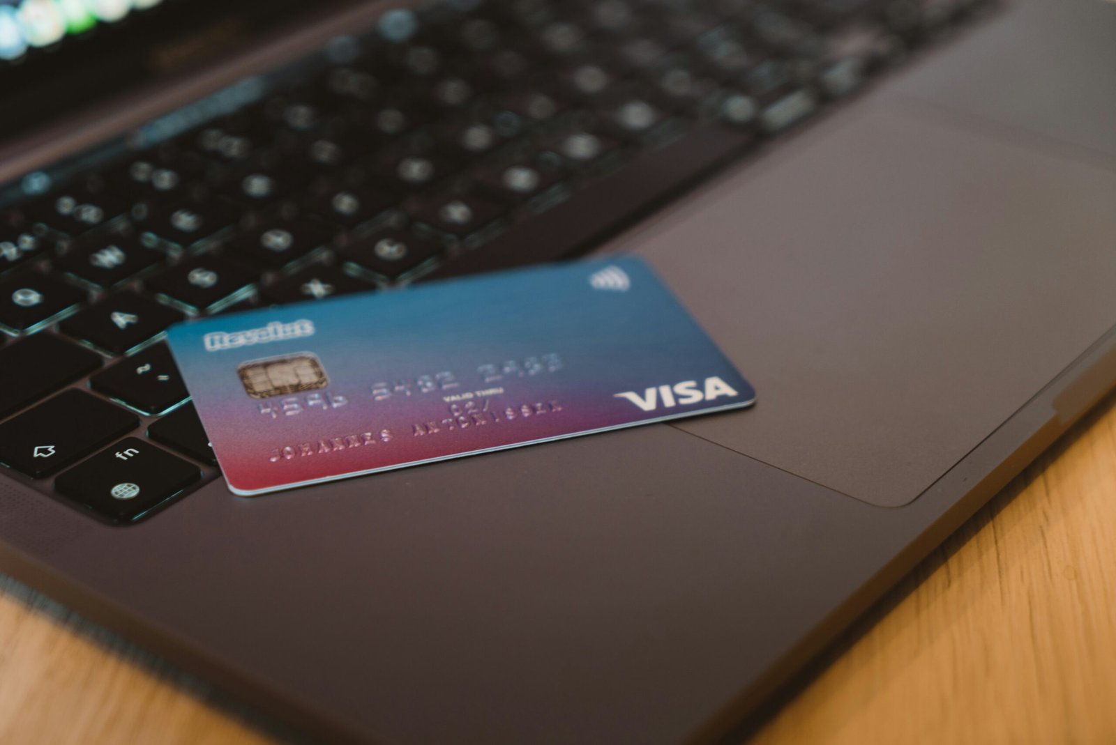Credit cards illustrating billing cycle, interest-free grace days and full payment due date in 2026