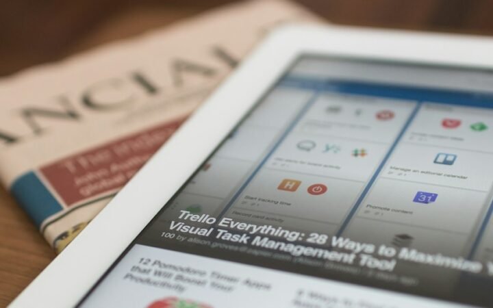 Digital documents और online records को दर्शाती tablet image