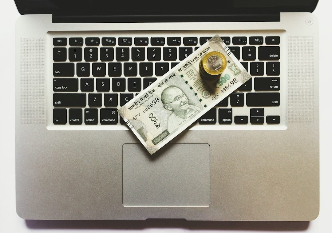 Indian rupee और digital money concept को दर्शाती image