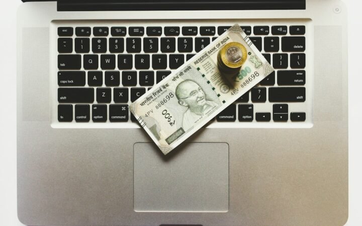 Indian rupee और digital money concept को दर्शाती image