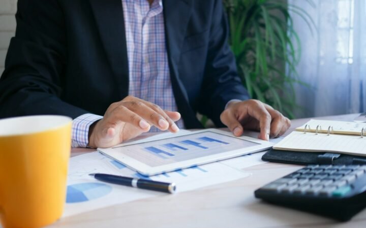 Mutual fund और investment analysis को दर्शाती finance image