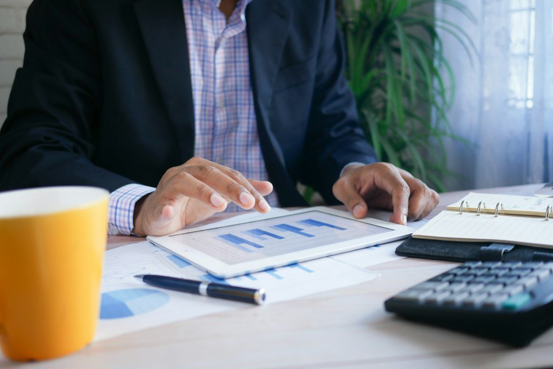 Mutual fund और investment analysis को दर्शाती finance image