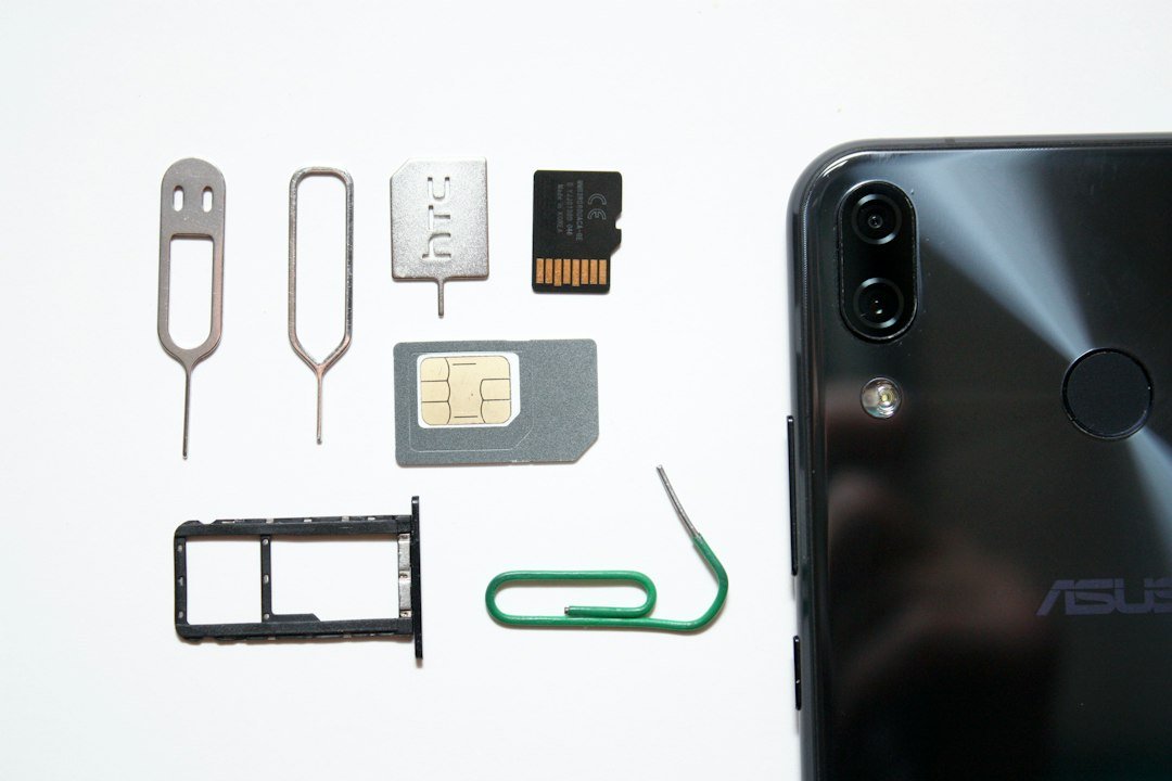 Smartphone और SIM card का close-up