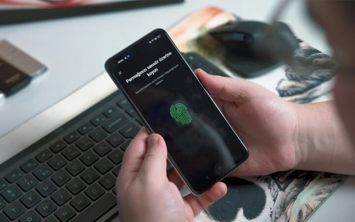 Smartphone fingerprint authentication और secure login को दर्शाती image