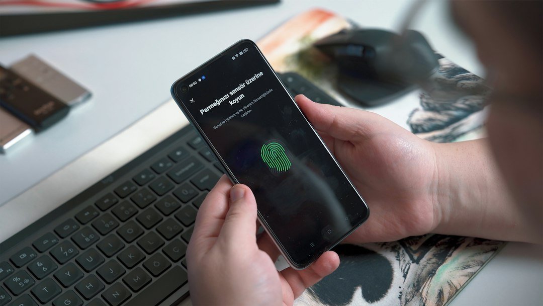 Smartphone fingerprint authentication और secure login को दर्शाती image