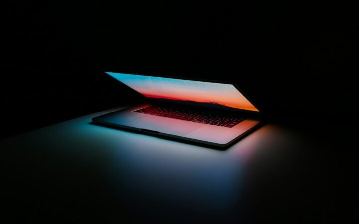 RAG और AI knowledge-base search को दर्शाती laptop technology image