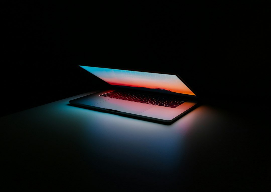 RAG और AI knowledge-base search को दर्शाती laptop technology image
