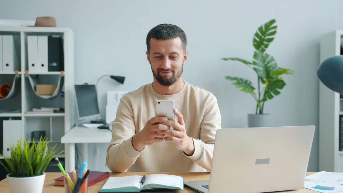 Small Language Models और on-device AI इस्तेमाल करता person with smartphone and laptop