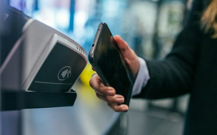 Mobile payment और QR transaction को दर्शाती smartphone image