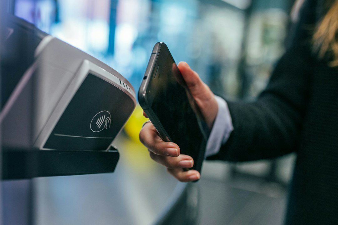 Mobile payment और QR transaction को दर्शाती smartphone image
