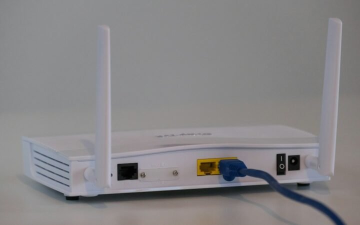 Wireless router और home network technology को दर्शाती image