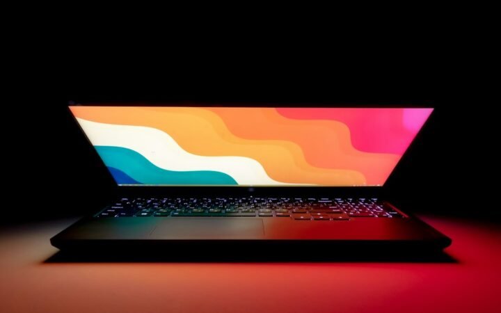Local AI workstation और high-performance laptop को दर्शाती technology image